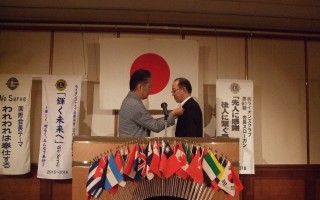 会長バッジの引き継ぎ　現会長 L木原から次期会長　L今村へ